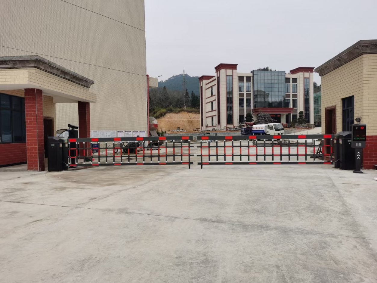 江西贛州全南縣萬(wàn)通物流有限公司T款車(chē)牌識(shí)別+空降道閘 園區(qū)智慧停車(chē)場(chǎng)案列 第1張